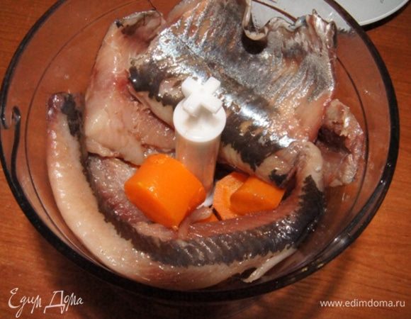 Морковь заранее отварить, остудить и очистить. Сельдь  очистить от костей (250 грамм это я уже взвесила филе). Измельчить  в пульсирующем  режиме. 