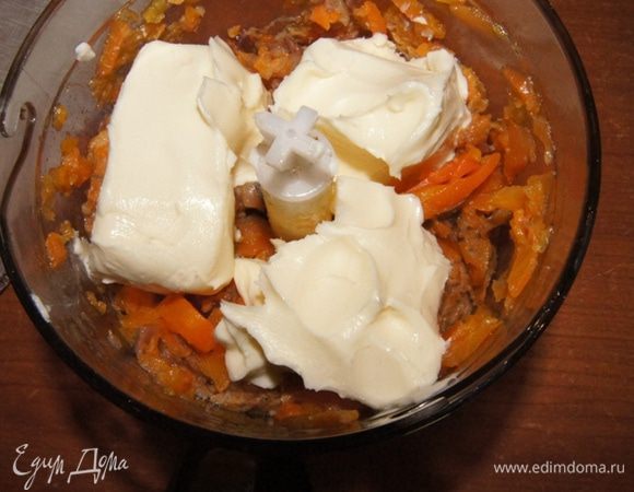 Добавить размягченное сливочное масло и взбить еще раз. Можно сделать однородным, но мне больше понравилось  с маленькими кусочками. 