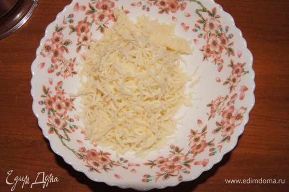 Добавить к маслу тертый сыр и перемешать. Я пробовала с плавленным сыром вместо твердого,тоже очень вкусно!