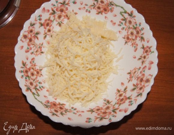 Добавить к маслу тертый сыр и перемешать. Я пробовала с плавленным сыром вместо твердого,тоже очень вкусно!