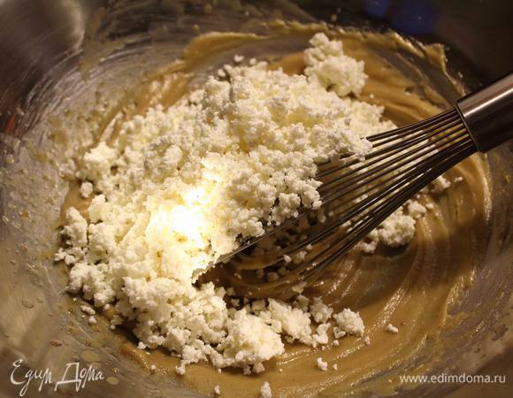 Творог измельчить и вмешать в тесто.