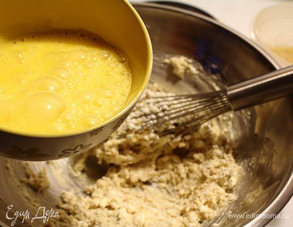 Яйца слегка смешать и вмешать их в тесто.