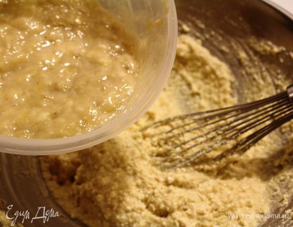 Бананы в блендере или вилкой измельчить в пюре и вмешать в тесто.