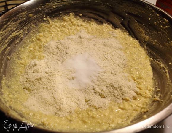 Кукурузную муку и соду вмешать в тесто.