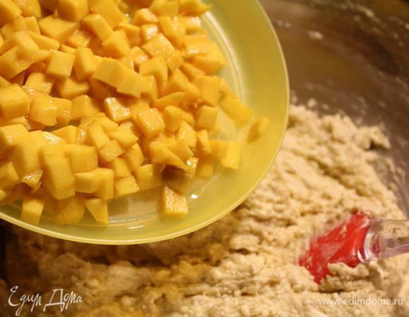 Манго порезать мелкими кубиками и вмешать в тесто.