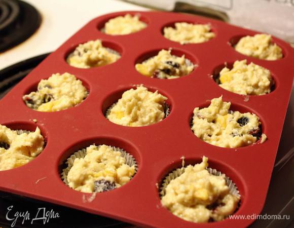 Разложить в формочки и отправить в разогретую духовку (180°С) на 30-40 минут — до готовности :)