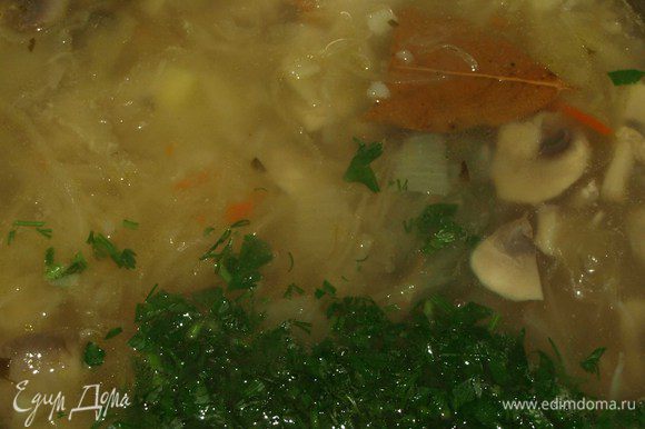 Отправляем в густой картофельный отвар тушенную капусту с грибами, добавляем остатки зелени, лавровый лист. Соль, перец по вкусу и оставляем томиться на медленном огне 10-15 минут.
