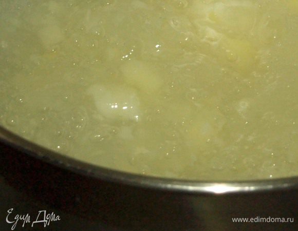 1,2 л наливаем в кастрюлю, доводим до кипения и закладываем нарезанный кубиками картофель. Варим до готовности. Когда картофель сварится, то половину разминаем.