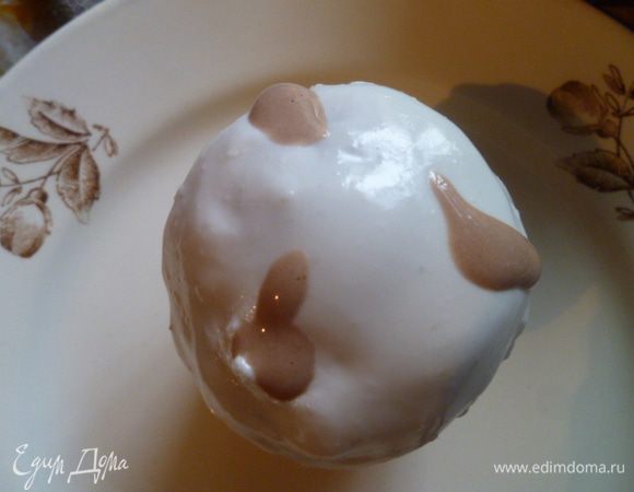 1 чайную ложку быстрорастворимого желатина залить 2 столовыми ложками холодной воды и оставить для набухания на 5 минут.
1 стакан сахара залить 4 столовыми ложками воды, нагреть на медленном огне до полного растворения сахара.
Снять с огня и в полученный сахарный сироп добавить набухший желатин.
Размешать до полного растворения желатина.
Затем взбиваем миксером 2-3 минуты до белизны.
Дать остыть до теплого состояния.
Разделить на 2 части.
В одну часть добавляем краситель: какао, куркуму, свекольный или другой яркий овощной сок.
В данном рецепте 2 чайный ложки какао-порошка. Перемешать до однородности цвета.
Затем с помощью кисточки наносим глазурь на еще горячую выпечку (в данном случае — кулич).
Сверху капаем немного глазури другого цвета.