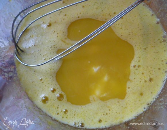 Взбиваем до однородности и добавляем 4 столовые ложки растопленного сливочного маргарина.
Я добавила еще пару капель ванильного ароматизатора.