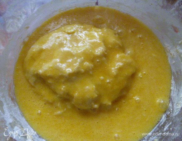 Добавляем яично-сахарную смесь к подошедшей опаре и начинаем вымешивать до однородности.
Вымешивать лучше ложкой.