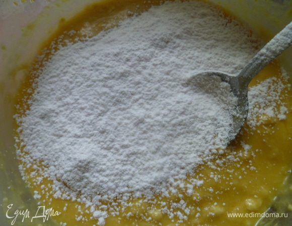 Добавляем остальную муку и замешиваем липкое тесто.