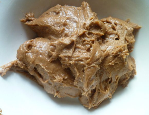 И хорошо вымешиваем до однородности цвета.
Я перемешивала в хлебопечке.
Обе части теста положить в миски, накрыть полотенцем и в теплое место на 2 часа.