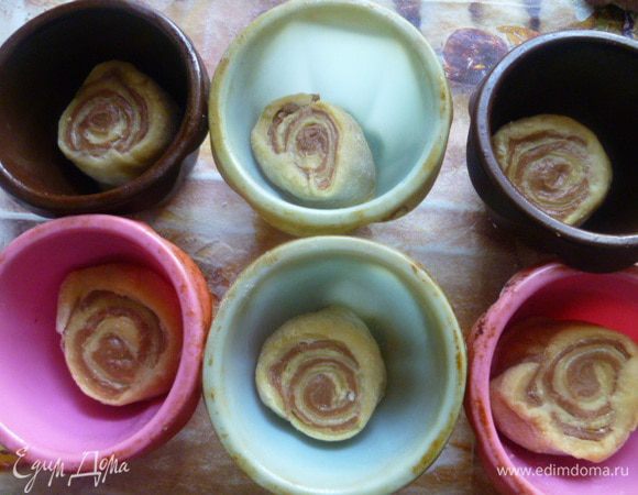 Нарезаем на кусочки высотой в половину формы. Я пекла в маленьких силиконовых формочках для кексов.
Ставим в смазанные растительным маслом формочки вертикально, рисунком вверх.
Накрыть полотенцем и подход 1 час.
