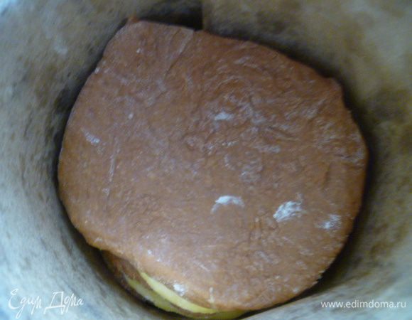 Теперь делаем горизонтальные полоски.
Для этого каждый вид теста делим на равные части, которые затем раскатываем в лепешки по диаметру формы.
Форма у меня жестяная, застеленная пергаментом и смазанная растительным маслом.
В форму выкладываем лепешки по очереди, чередуя цвета.
На дно я положила темную лепешку.