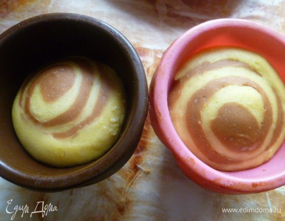 Вот подошедшие куличики-спиральки.
Маленькие куличики я выпекала в разогретой духовке при 180°С 20 минут.
Большой кулич в жестяной банке выпекала в разогретой духовке при 180°С 35 минут.
Готовые куличи сразу же вынуть из форм и положить на бок на полотенце.
