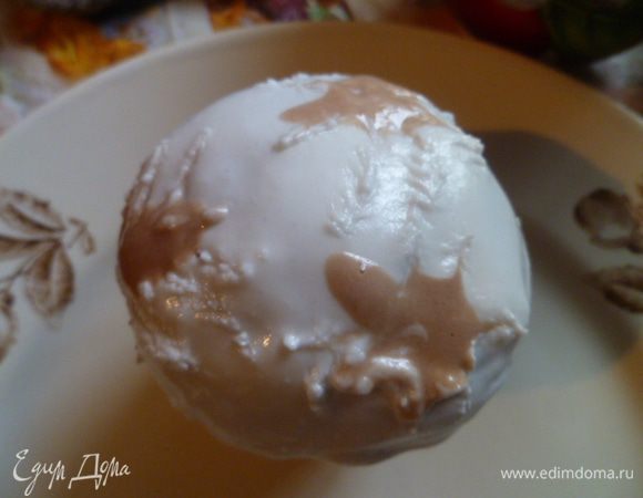 Зубочисткой сделала звезды.
5 минут на полное застывание.
Для этого количества куличей мне понадобилось половина глазури.
Поэтому уменьшайте количество продуктов в два раза.