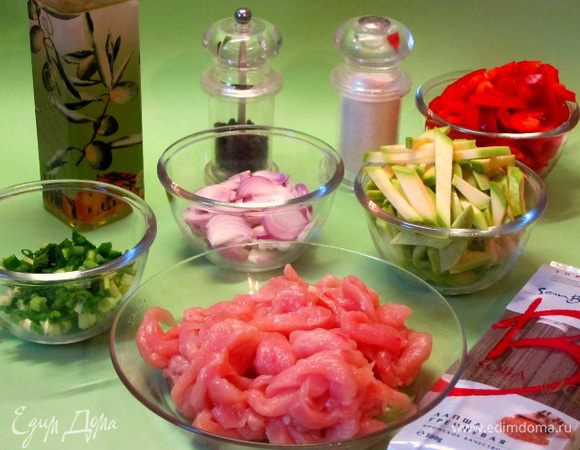 Куриное филе вымыть, обсушить бумажным полотенцем, нарезать тонкими полосками. Перец и лук нарезать соломкой. Цукини нарезать брусочками, 4 стебля зеленого лука мелко нарезать.