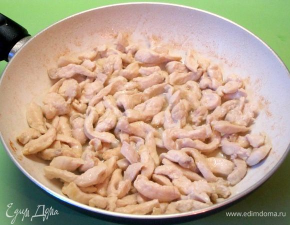 На сковороде разогреть растительное масло, обжарить куриные полоски.