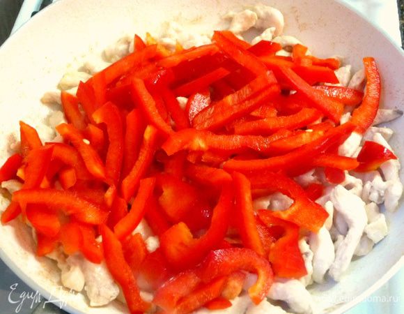 Выложить перец, слегка обжарить.