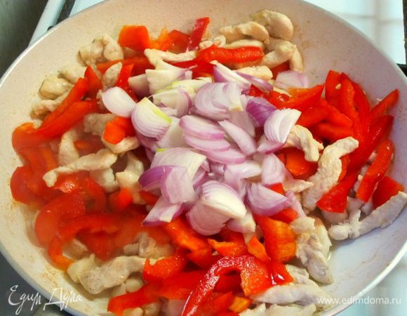 Затем добавить нарезанный лук, обжарить.