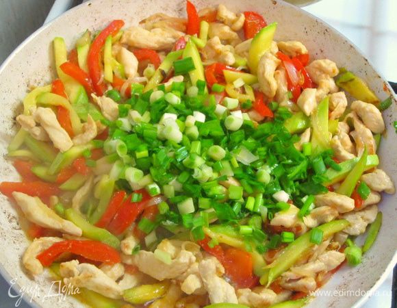 Потом мелко нарезанный зеленый лук.