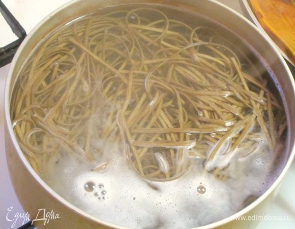 Отварить собу 4 минуты, откинуть на дуршлаг, выложить, влить соевый соус.