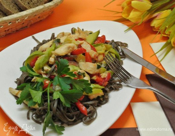 Разложить собу по тарелкам, сверху выложить курицу с овощами.