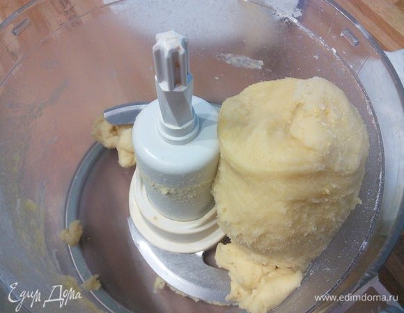 Тесто собрать в комок, обернуть пленкой и отправить в холодильник на 30 минут.