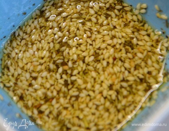 Кунжут поджарить на сухой сковороде до легкого подрумянивания. Перемешать с солью, перцем, приправой для рыбы и прованскими травами, добавить чеснок через пресс и влить масло. Перемешать.