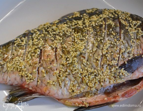 Караси помыть,почистить от чешую и внутренностей. Обсушить бумажным полотенцем. Вдоль всего хребта сделать перпендикулярные надрезы и смазать рыбу приготовленной заправкой. Убрать в холодильник промариноваться на 1 час.