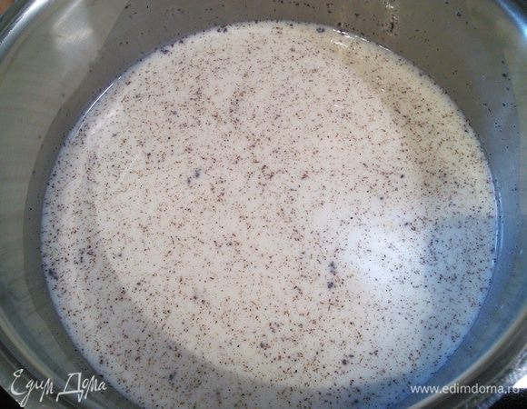 Приступим к приготовлению ванильного пудинга. Ванильный стручок разрезать вдоль и тупой стороной ножа извлечь ванильные зернышки. Поместить их в кастрюльку с молоком и довести почти до кипения. Снять с огня, накрыть крышкой и оставить настаиваться на час (в идеале на ночь в холодильнике). Я этот момент упустила. 