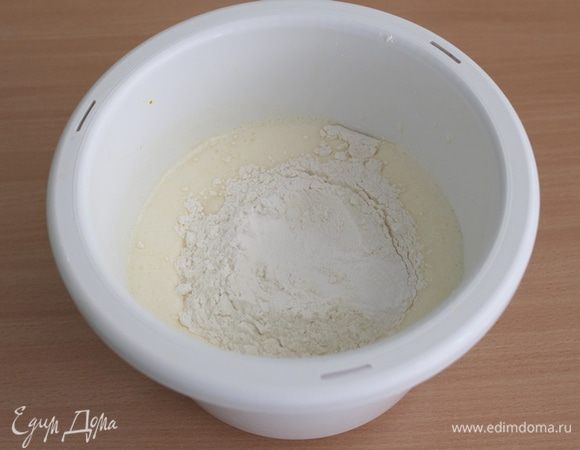 Просеять муку с разрыхлителем.