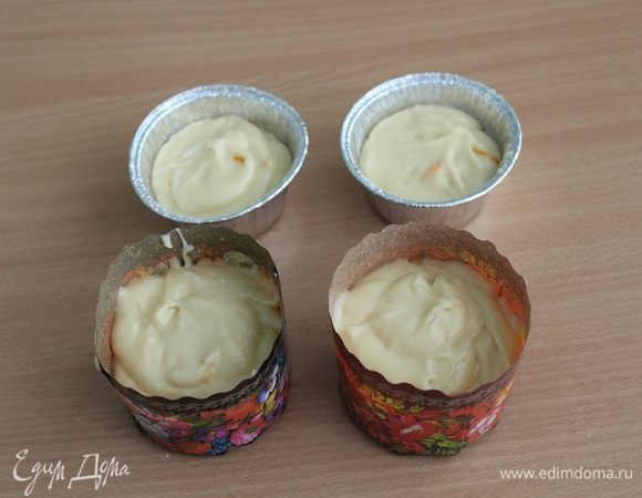 Выложить тесто в форму и запекать в разогретой до 180°С духовке 40-45 минут (для большого кекса) или 20-25 для маленьких.