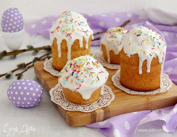 Для глазури белок взбить с сахарной пудрой (добавлять его постепенно), добавить лимонный сок. Глазурь нанести на остывшие кексы.