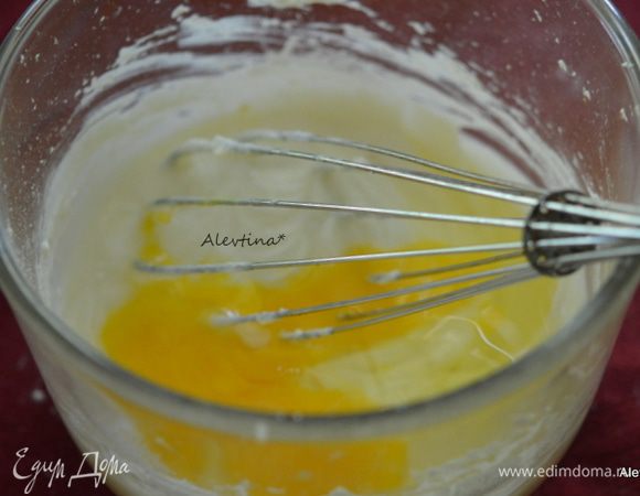 Приготовим сливочный крем.
Взбить сливочный сыр комнатной температуры на средней скорости. Добавить сахар и муку, яйцо и ванильный экстракт.