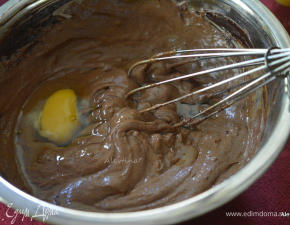 Добавить по яйцу за раз, после каждого перемешивать.