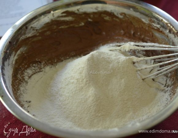 Просеять муку с солью и содой. Перемешать с шоколадной массой на медленной скорости.