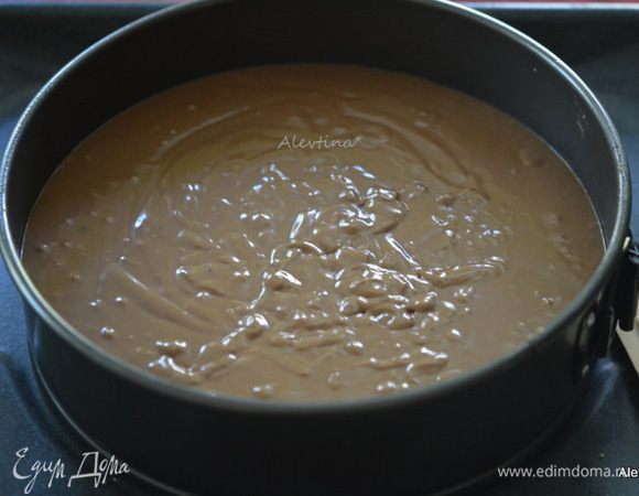 Добавить греческий йогурт или сметану, перемешать. Влить горячую воду, ванильный экстракт и медленно перемешать. Тесто добавить в приготовленную форму. Распределить аккуратно.
Если у вас нет глубокой съемной формы, тесто можно разлить в две равные формы, смазав дно маслом.