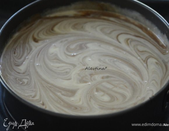 Выложить сверху сливочный крем. Провернуть ножом круги.