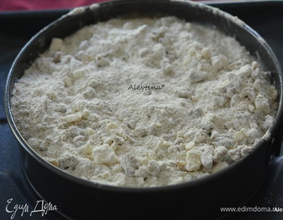 Выложить сверху крамбл. Поставить в горячую духовку на 50-55 минут. Проверяем центр зубочисткой. 
Время выпечки для низких форм 45 минут.