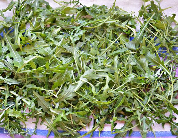 Руколу промыть и промокнуть лишнюю влагу с помощью полотенца.