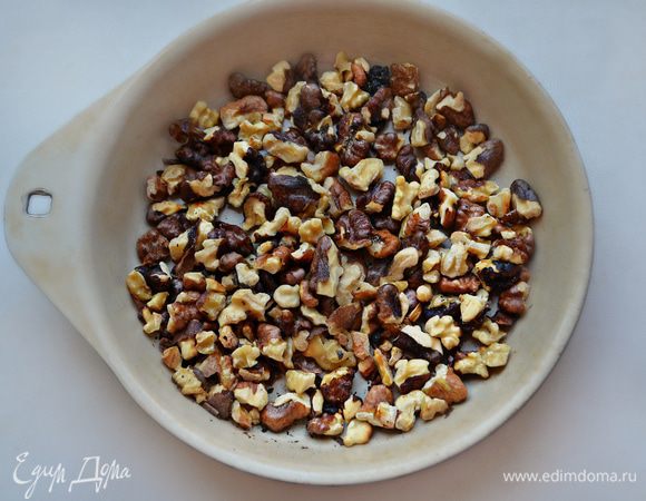 Грецкие орехи крупно порубить и немного обжарить на сухой сковороде.