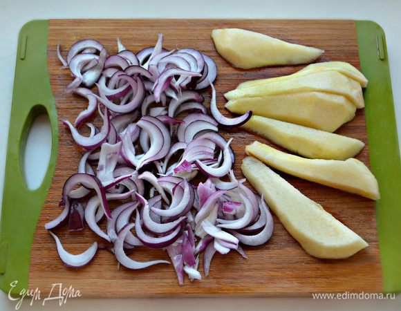 Красный лук почистить, порезать дольками и слегка потушить на оливковом масле. С груш удалить шкурку, почистить, нарезать дольками и сбрызнуть лимонным соком. В сковороде нагреть оливковое масло. Добавить коричневый сахар и нагреть до полного растворения сахара. Затем уложить в сковороду груши и карамелизировать 2-4 минуты (в зависимости от твердости и спелости груш).