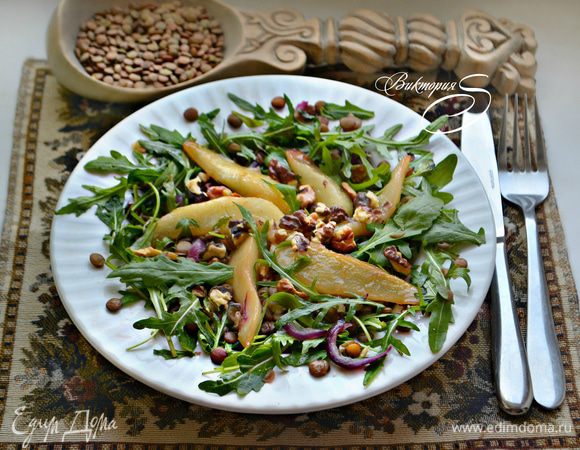 В салатной миске соедините руколу, чечевицу, лук и приправьте лимонным соком и оливковым маслом. При подаче выложите салат на тарелку, украсив ломтиками карамелизированной груши и посыпав обжаренными орехами. Приятного вам аппетита!