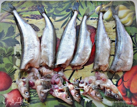 Корюшку необходимо промыть. Чистят ее, удалив только голову. Хребет и плавники не удаляют. Внутренности же вынимают, потянув за голову.