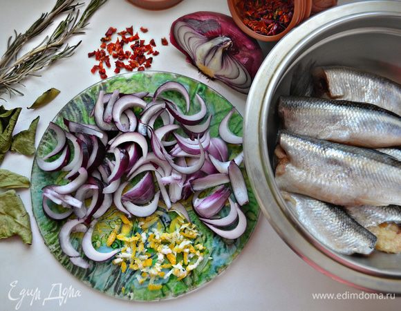 Половину большой красной луковицы почистите и нарежьте дольками. Натрите цедру лимона. Подготовьте специи.