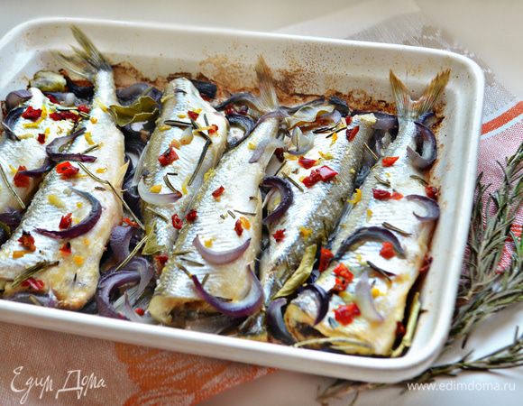 Запекайте рыбу, прикрыв фольгой в разогретой до 180°С духовке 20-25 минут. Готовую рыбку подавайте с овощами или любимым для вас гарниром. Приятного аппетита!
 