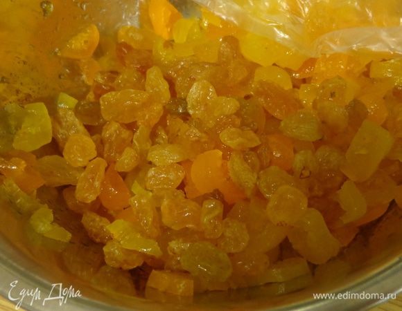 Подготовить цукаты и изюм: мелко порезать и залить коньяком. Дать настояться ночь. Орехи обжарить и истолочь довольно мелко.