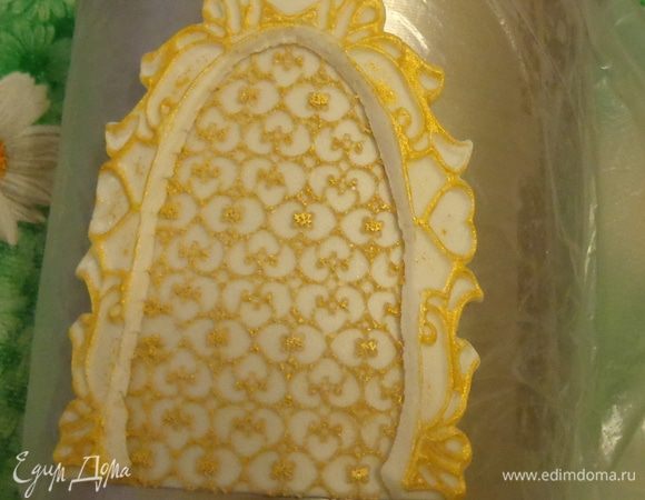  Дать им высохнуть на формах, чтобы было легче приклеивать их к куличу.